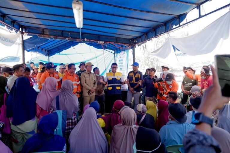 arsip-berita-pastikan-janji-terpenuhi-wamen-esdm-turun-langsung-cek-bantuan-terdistribusi-di-tapanuli-selatan-k31462y